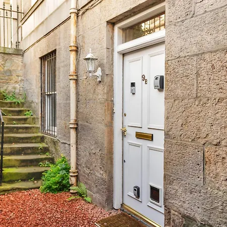 In Excellent Centre Location Apartment Edinburgh