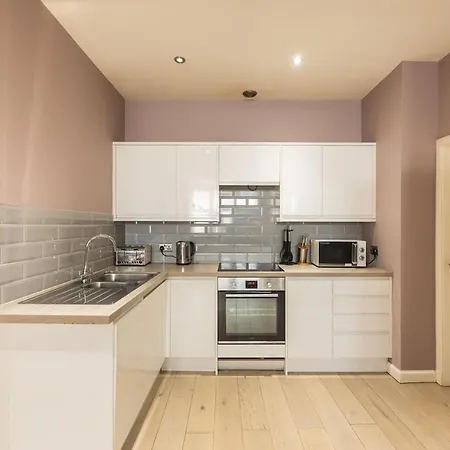 Modern Main Door Flat Center Edinburgh