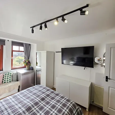 Double With Shared Bathroom Near The Shore And Tram Edinburgh