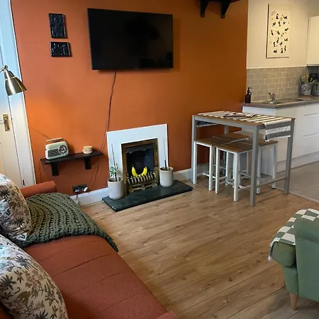 Characterful 1br, Private Deck, Leith & Walk To Centre Edinburgh
