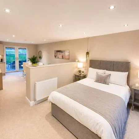 - 4 Mins From Airport Guest house