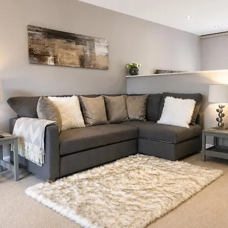 - 4 Mins From Airport Guest house