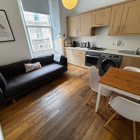 Bright 2 Bedroom Near The Meadows *