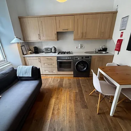 Bright 2 Bedroom Near The Meadows