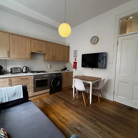 Apartment Bright 2 Bedroom Near The Meadows *