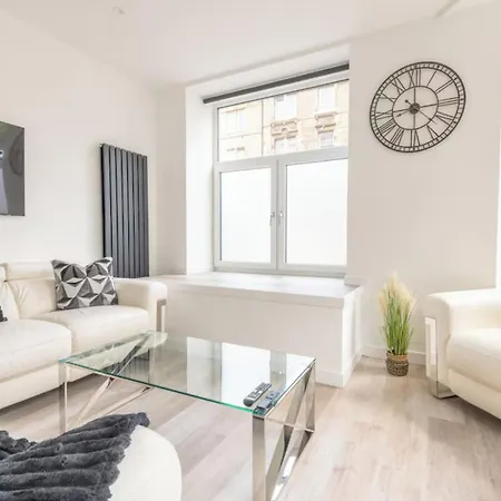 Modern House With Convenient Location Close To Center * Edinburgh
