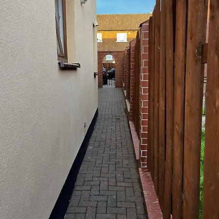 Guest house Adorable One Bedroom With Parking *