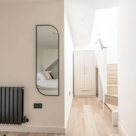 Homestay Modern House With Convenient Location Close To Center