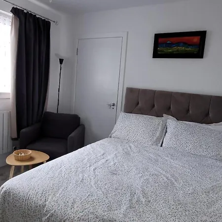 Private En-suite Guest With Private Entrance Accommodatie bij particulieren
