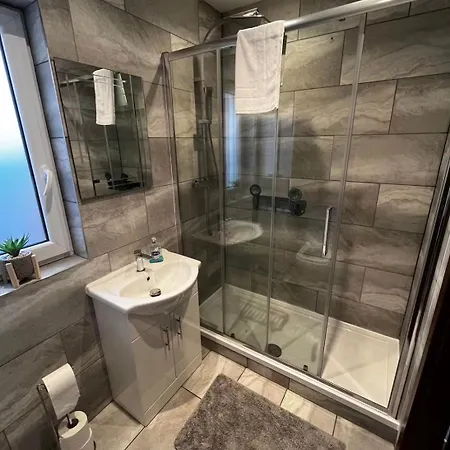 Adorable One Bedroom With Parking Guest house