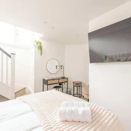 Homestay Modern House With Convenient Location Close To Center