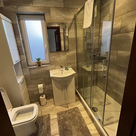 Guest house Adorable One Bedroom With Parking *
