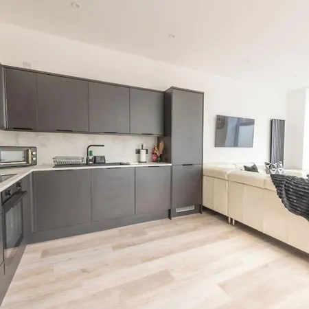 Modern House With Convenient Location Close To Center Homestay