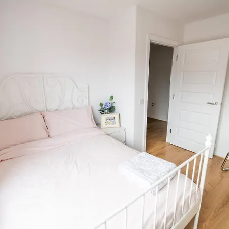 Modern House, Office, Garden Terrace & Parking Edimburgo