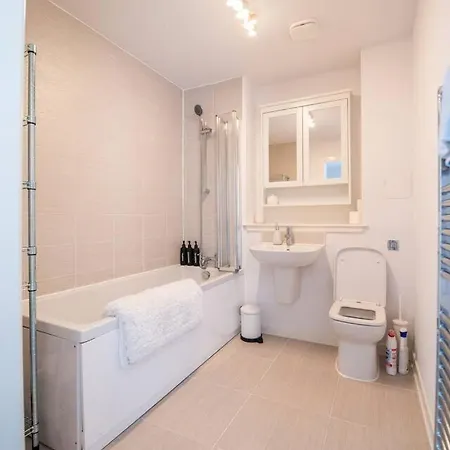 Modern House, Office, Garden Terrace & Parking Edimburgo
