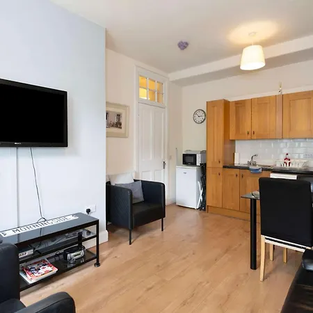 Spacious - Free Parking - Wi-fi - Near Centre Apartamento