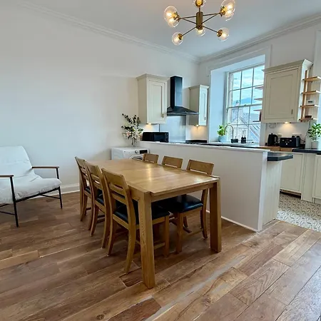Luxury 4-bedroom, 2-bathroom Minutes From Royal Mile * Edinburgh