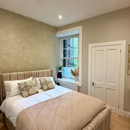 Apartment Luxury 4-bedroom, 2-bathroom Minutes From Royal Mile Edinburgh