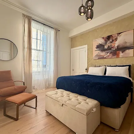 Luxury 4-bedroom, 2-bathroom Minutes From Royal Mile