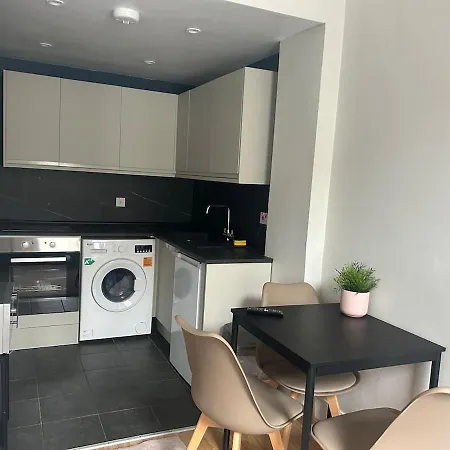 Leith Near Centre - Tram Spot Nearby *