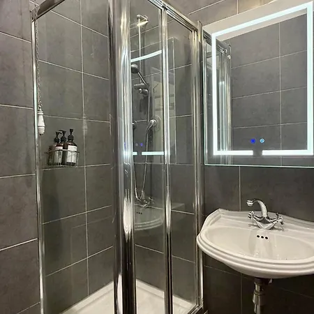 Luxury 4-bedroom, 2-bathroom Minutes From Royal Mile Apartment