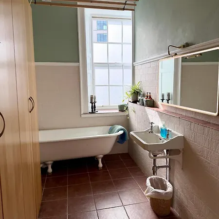 Apartment Luxury 4-bedroom, 2-bathroom Minutes From Royal Mile