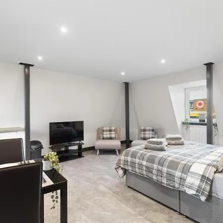 Free Parking - Sleeps 4 - 1 Bedroom - Great Area *