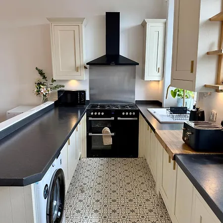 Luxury 4-bedroom, 2-bathroom Minutes From Royal Mile *