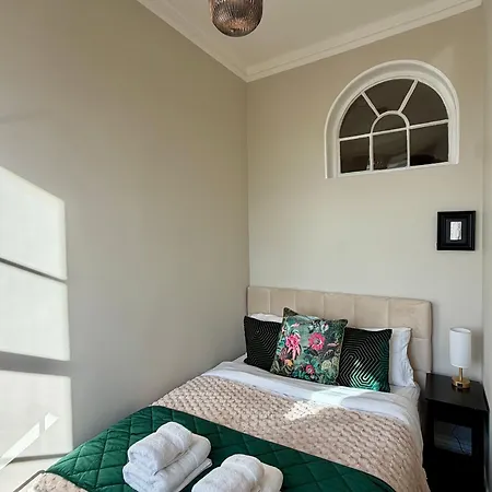Luxury 4-bedroom, 2-bathroom Minutes From Royal Mile Apartment
