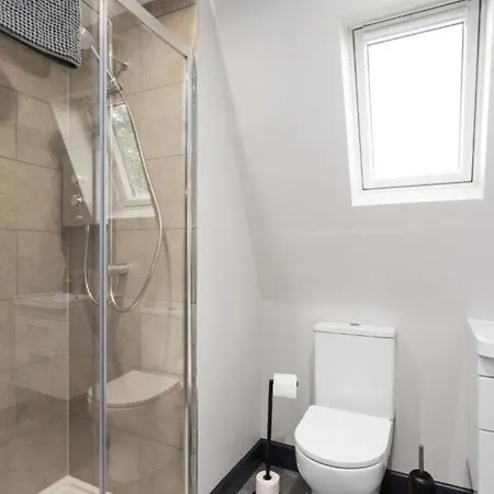 Free Parking - Sleeps 4 - 1 Bedroom - Great Area *