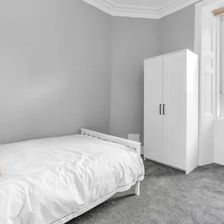 3 Bedroom Flat In Apartamento *