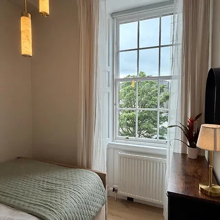 Luxury 4-bedroom, 2-bathroom Minutes From Royal Mile Apartment