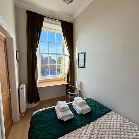 Luxury 4-bedroom, 2-bathroom Minutes From Royal Mile * Edinburgh