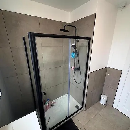 3 Bedroom Flat In Apartamento *