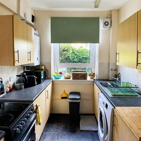 Apartment Cosy 2-bed Home, Free Parking & Fast Links Edinburgh