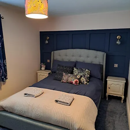 2 Bed With Free Private Parking Apartment Edinburgh