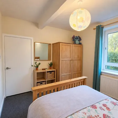 Apartment Cosy 2-bed Home, Free Parking & Fast Links *
