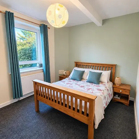 Apartment Cosy 2-bed Home, Free Parking & Fast Links *