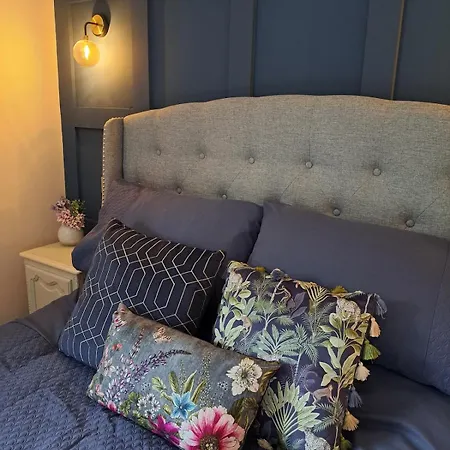 2 Bed With Free Private Parking *