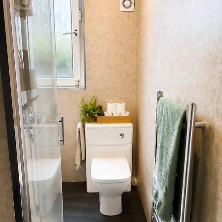 Cosy 2-bed Home, Free Parking & Fast Links