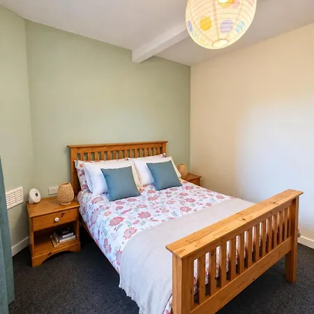 Cosy 2-bed Home, Free Parking & Fast Links *