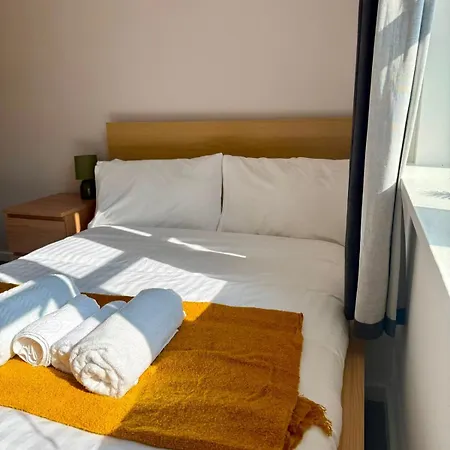 Royal Mile Holyrood 2 Bed 2 Bath Apartment