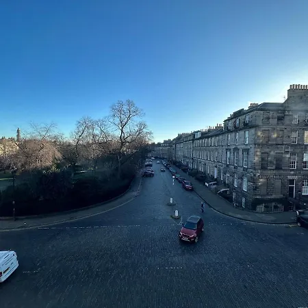 Elegant Georgian New Town Flat With Garden Views *