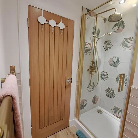 2 Bed With Free Private Parking *
