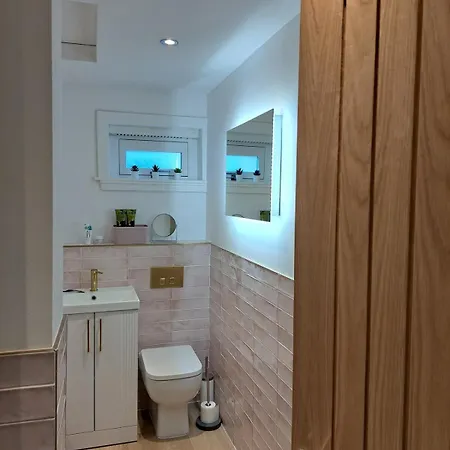 2 Bed With Free Private Parking Apartment