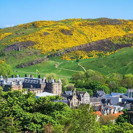 Royal Mile Holyrood 2 Bed 2 Bath * Edinburgh