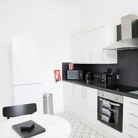 Spacious Ground-floor Leith Sleeps 6 *