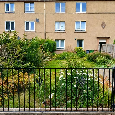 Cosy 2-bed Home, Free Parking & Fast Links Apartment *