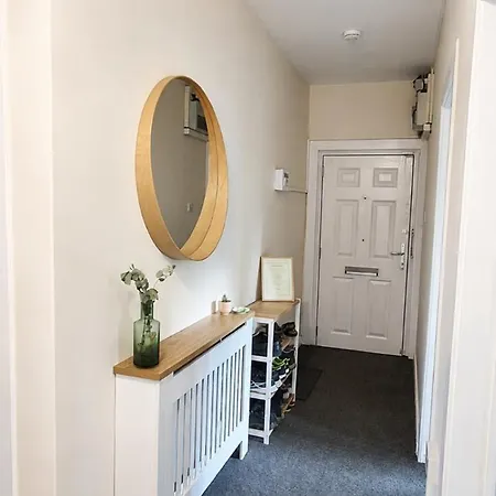 Cosy 2-bed Home, Free Parking & Fast Links Apartment