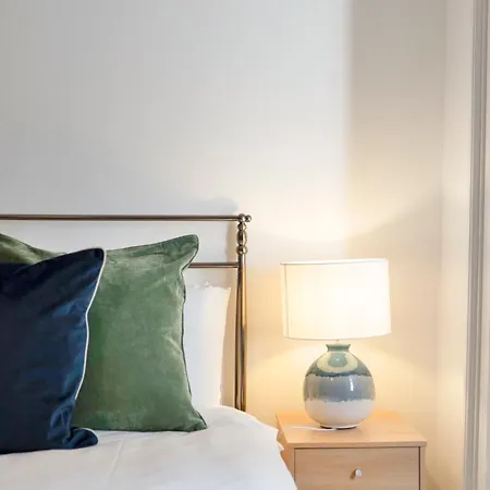 Prime Royal Mile - Cityscape Views - 2-bed * Edinburgh